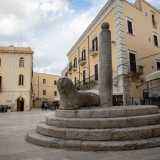 Il complesso scultoreo � posto su una piattaforma concentrica dotata di quattro gradini...